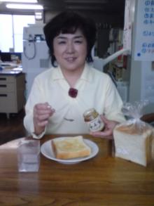 千年蜜を食べる松浦純子さん